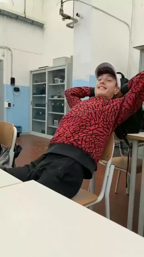 Novinho Com Volume Grande E Dura Discover